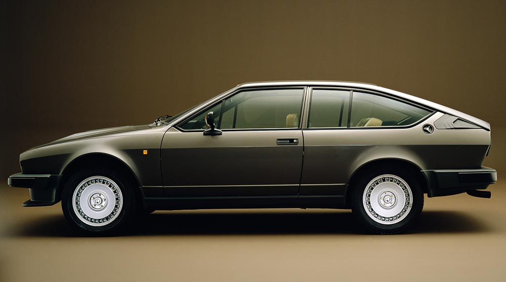 Der Alfa GTV „Sei“ führte die Alfetta-Geschichte und das legendäre Transaxle-Konstruktionsprinzip (Motor vorn, Getriebe, Kupplung und Differential an der Hinterachse) zum Höhepunkt.