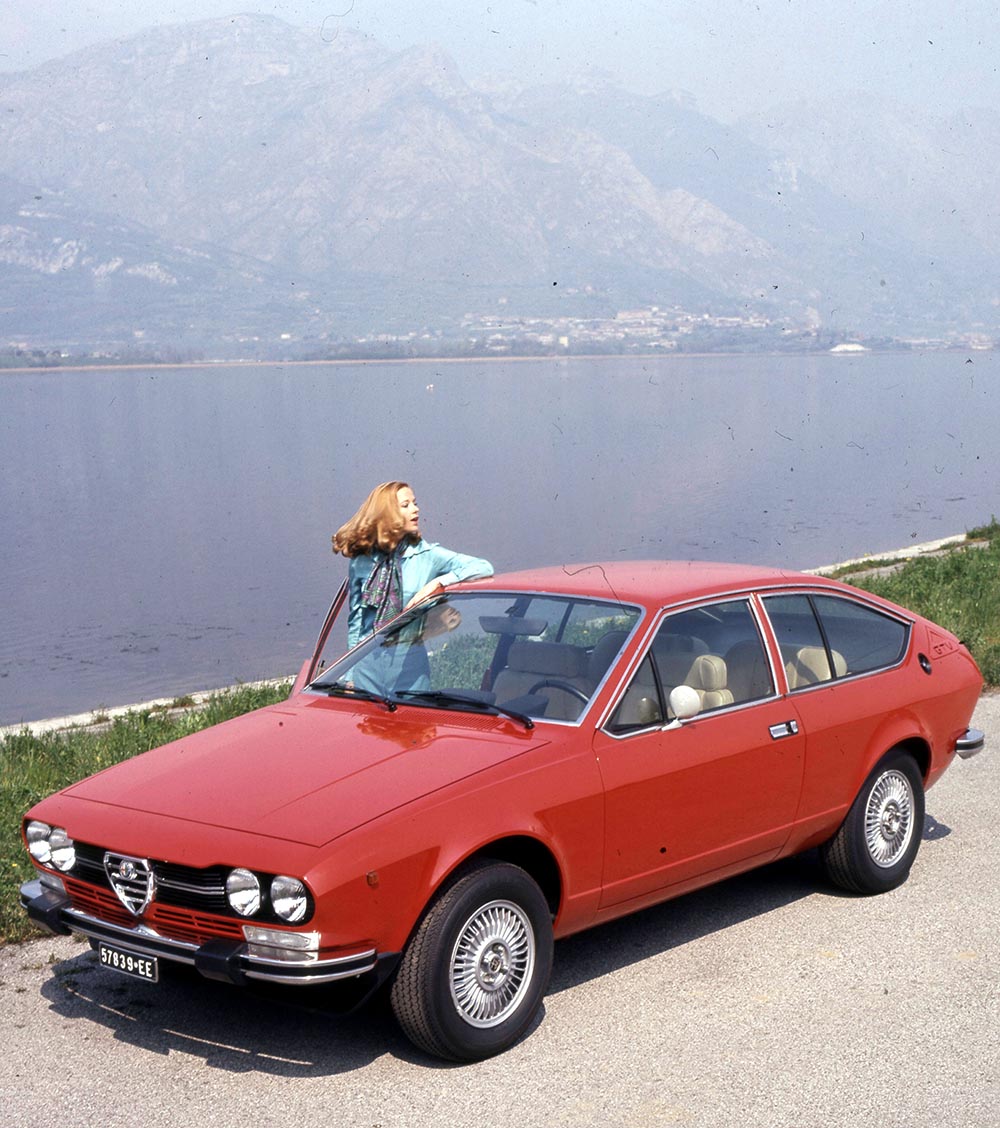 1974 erfolgte der Marktstart des viersitzigen Coupés Alfetta GT mit 1,8-Liter-Motor, das Ausgangsmodell für den GTV.