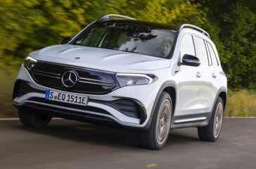 Mercedes-EQ, EQB 300 4MATIC, (Stromverbrauch kombiniert NEFZ: 16,2 kWh/100 km; CO2-Emissionen kombiniert: 0 g/km) , Edition 1; Exterieur: digitalweiß;Stromverbrauch kombiniert NEFZ: 16,2 kWh/100 km; CO2-Emissionen kombiniert: 0 g/km