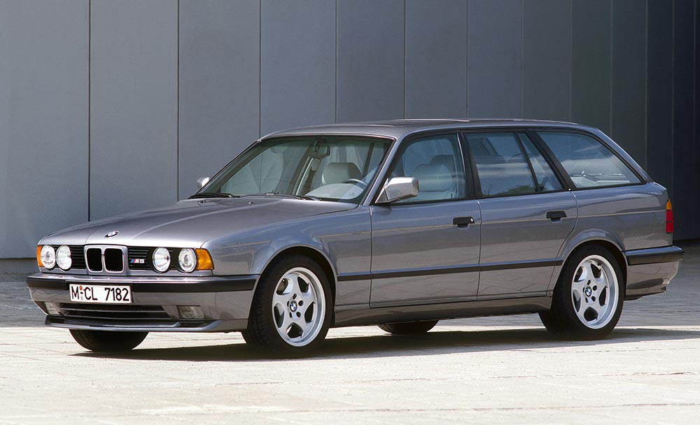 Wie ein Supersportler im Kombidress aussieht, zeigte BMW 1992 mit dem M5 Touring.