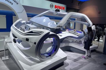 Zulieferer wie ZF oder Bosch präsentieren und verkaufen immer mehr Systeme, mit denen der Fahrer immer länger Pause hat, und die Studien ganz ohne Lenkrad werden als Robotaxen und Transport-Pods immer realistischer