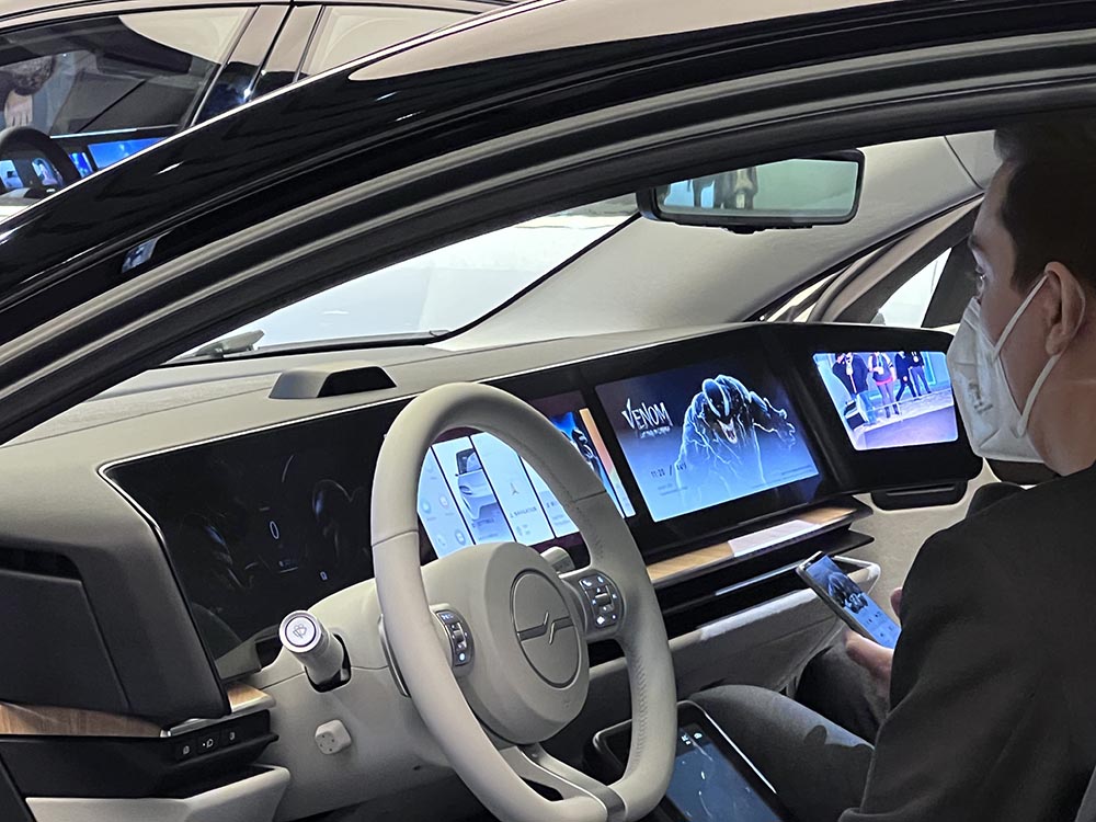 Die Bildschirme wie im EQXX, im Togg oder im Sony immer größer und die Vernetzung mit den digitalen Kanälen schreitet voran.