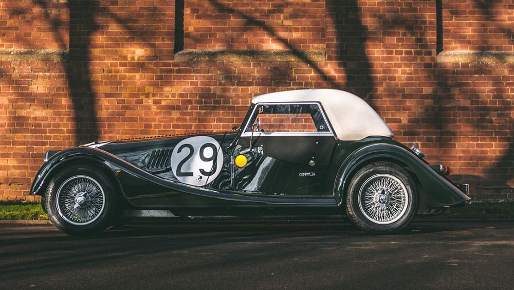 Mit seinen Speichenrädern und dem weißen Hardtop sieht der Plus4 LM62 wie ein Oldtimer aus.