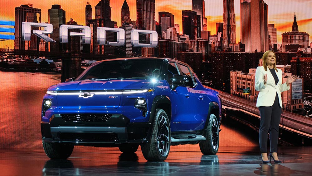 Der elektrische Silverado kommt mit seinen fast 700 PS auf Sprintwerte wie ein Sportwagen..