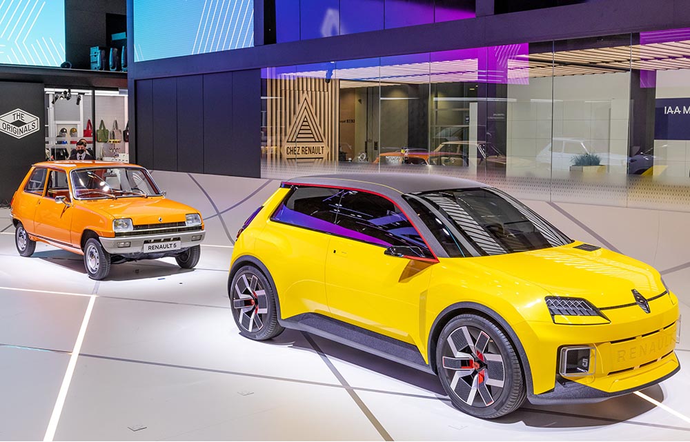 Auf der IAA Mobility 2021 präsentierte Renault Vergangenheit und Zukunft des R 5 auf seinem Stand.