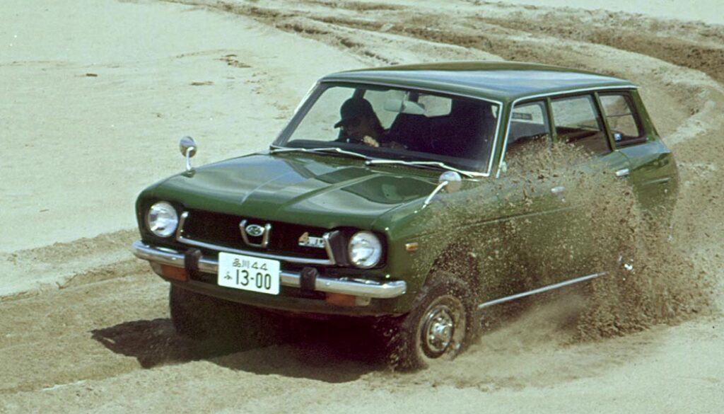 Subaru lanciert 1972 mit dem Leone Station Wagon 4WD mit 1,4-Liter-Boxermotor den weltweit ersten Allrad-Pkw, der in Grossserie geht