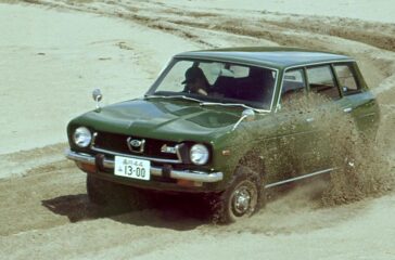 Subaru lanciert 1972 mit dem Leone Station Wagon 4WD mit 1,4-Liter-Boxermotor den weltweit ersten Allrad-Pkw, der in Grossserie geht