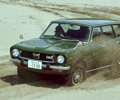 Subaru lanciert 1972 mit dem Leone Station Wagon 4WD mit 1,4-Liter-Boxermotor den weltweit ersten Allrad-Pkw, der in Grossserie geht