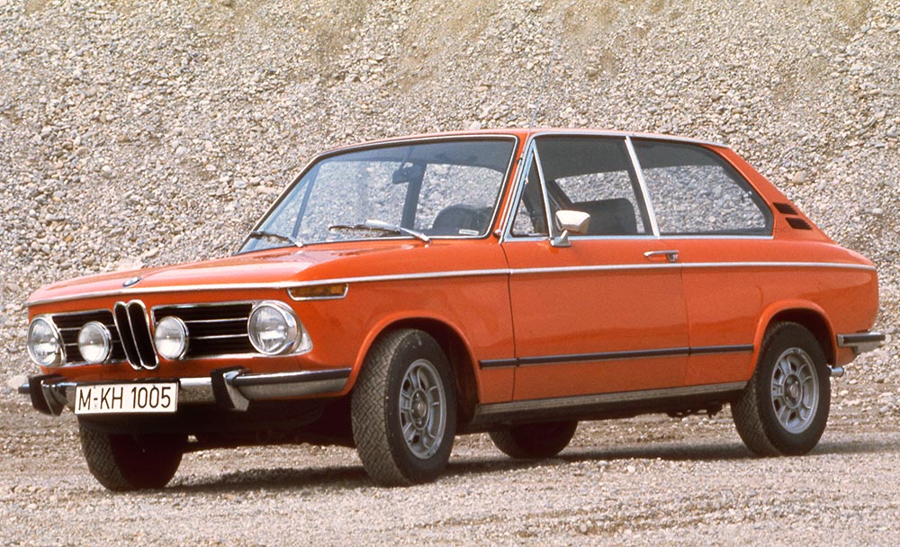Als erste deutsche Kombi-Limousine mit geteilter Rücksitzbank wird der von Paul Bracq gezeichnete BMW Touring 1600/1800/2000/2000 tii (letzterer mit Kugelfischer-Benzineinspritzung) 1971 vorgestellt.