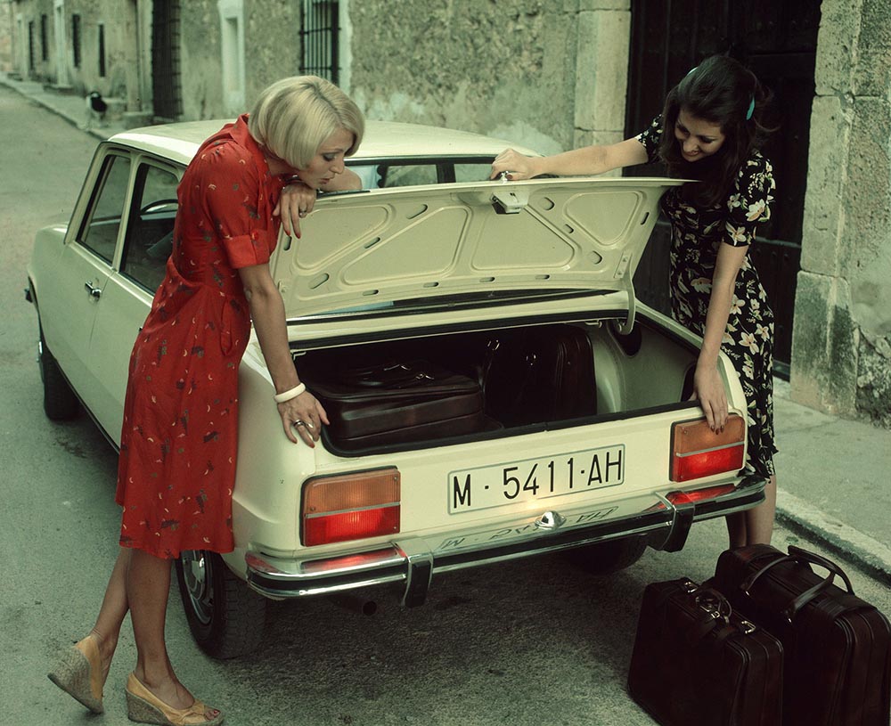 1974 geht in Spanien der Renault 7 (Siete) in Serie, dies als viertürige Stufenheckversion des Renault 5 und mit um zehn Zentimeter verlängertem Radstand.