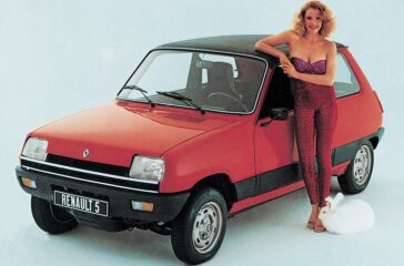 1978: Neu ist eine Automatikversion für den Renault 5 mit markantem schwarzem Vinyldach und 55 PS starkem 1,3-Liter-Triebwerk