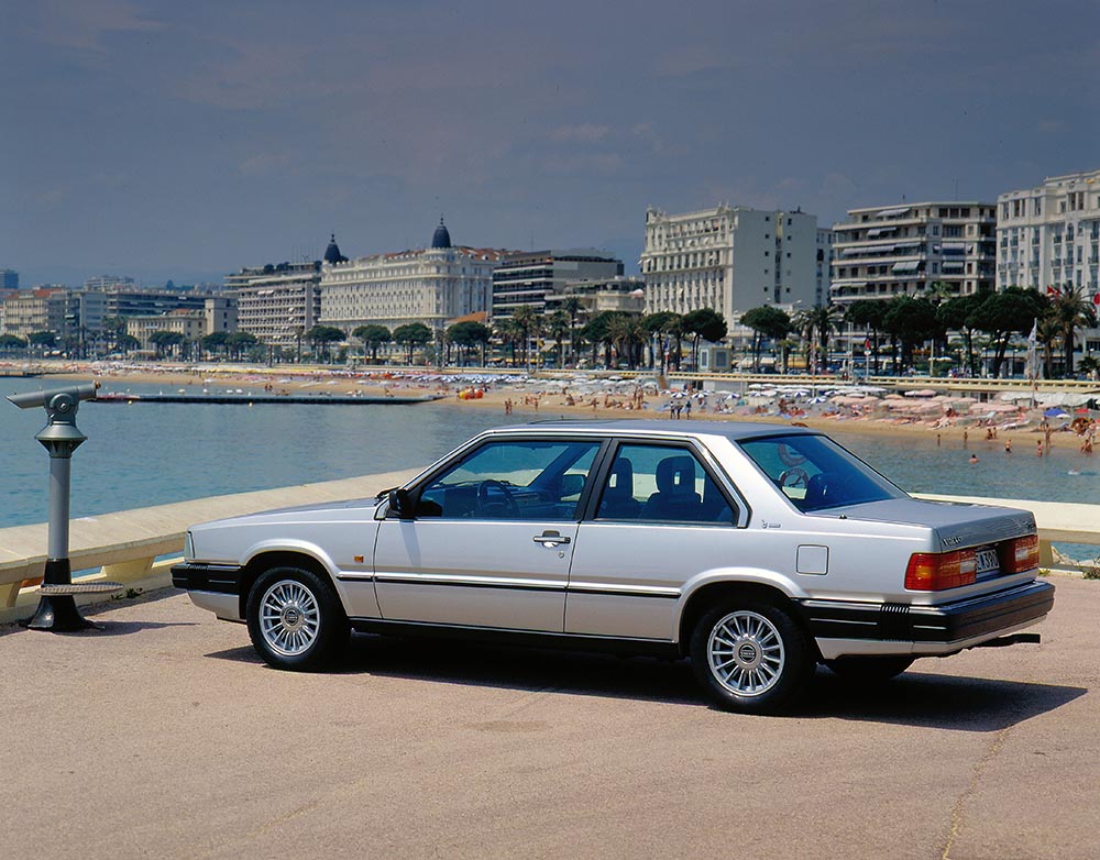 Recht exklusiv, weil nur in wenigen Ländern erhältlich, war das in Alta Moda der Carrozzeria Bertone gekleidete Coupé Volvo 780.