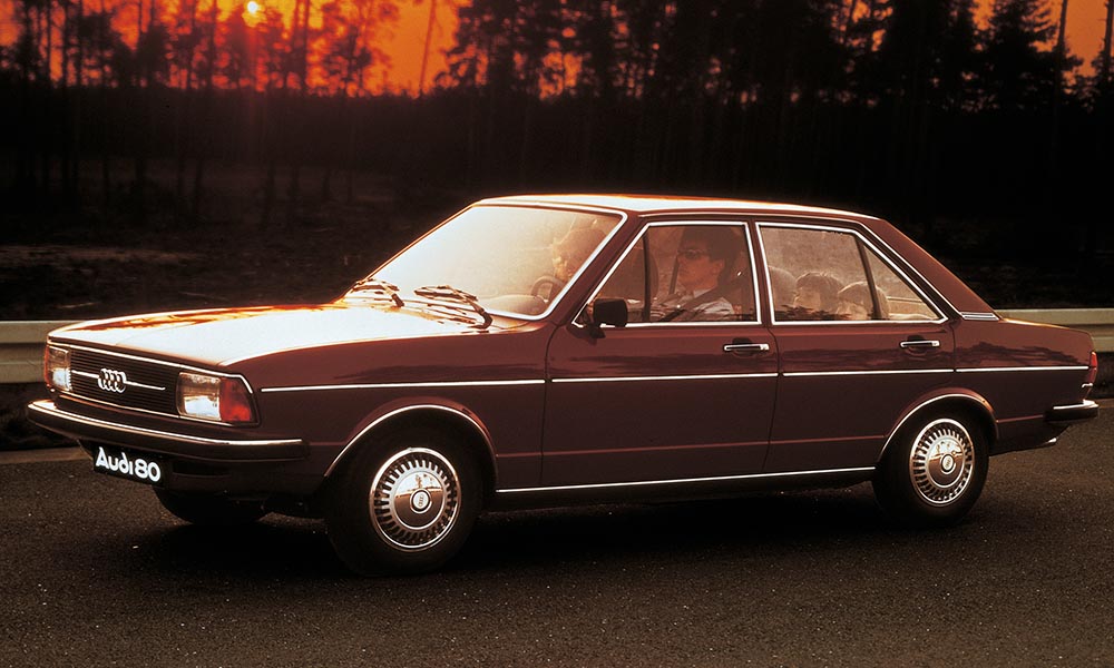 Optisch ähnelte die Mittelklasse mit Breitbandscheinwerfer und größerem Grill dem gleichzeitig erneuerten Flaggschiff Audi 100.