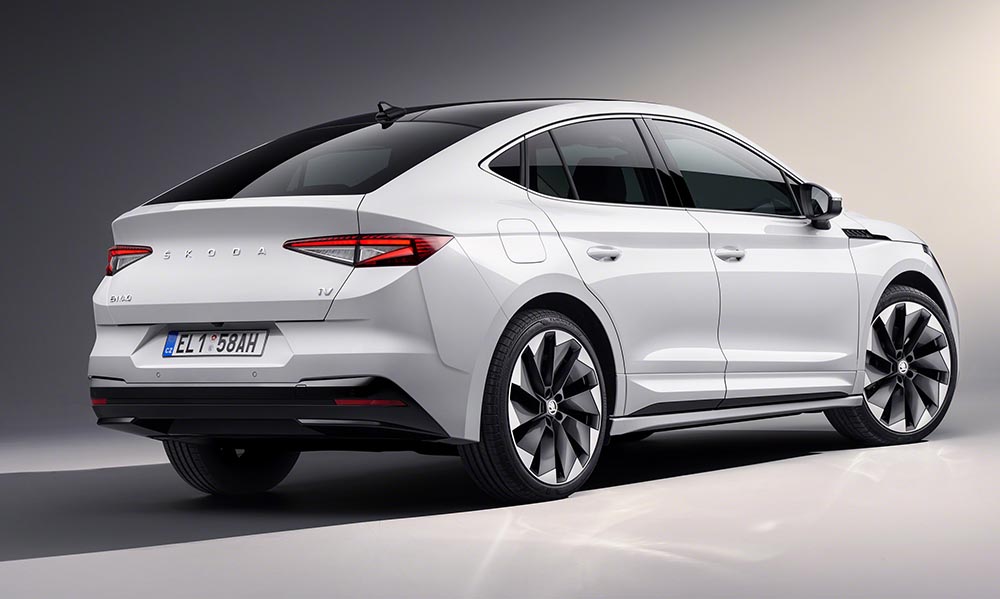 Vom Standard-Enyaq unterscheidet sich das Coupé vor allem durch die abfallende Dachlinie, die ein einer schrägen Heckklappe mit scharfer Abrisskante endet.