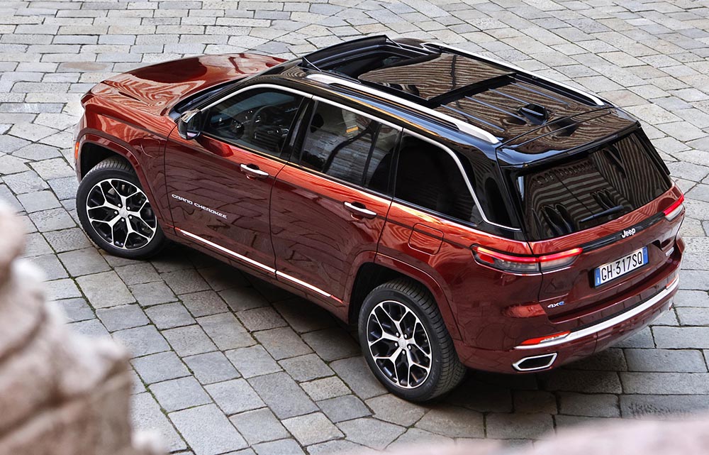 Premiere im kurzen Grand Cherokee feiert der Plug-in-Hybridantrieb.