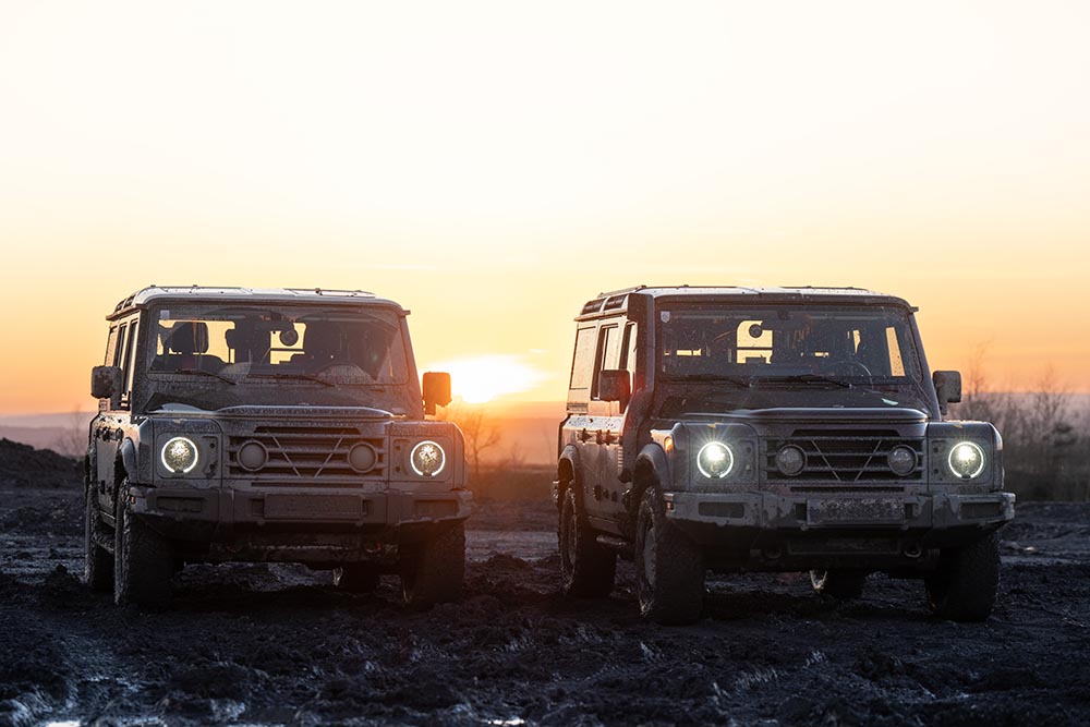 Von außen mag der knapp fünf Meter lange Grenadier so aussehen, wie sich die Traditionalisten unter den Land Rover-Fans den neuen Defender gewünscht hätten.