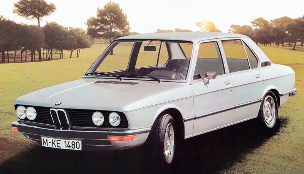Am 13. September 1972 debütiert der erste BMW 5er (Baureihe E12) als Nachfolger der Neuen Klasse