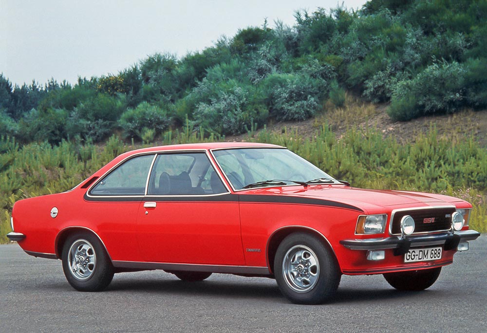 Vom simpler ausstaffierten Vierzylinder-Mittelklasse-Bestseller Rekord unterschied sich der Sechszylinder-Opel nur durch optische Details.