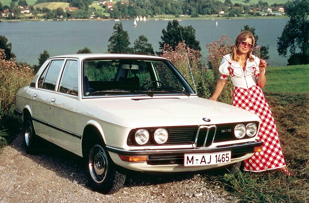 Mit dem BMW 525 debütiert 1973 auf der IAA Frankfurt ein 145 PS starkes Sechszylinder-Modell mit knapp 2,5 Liter Hubraum und Scheibenbremsen auch hinten.