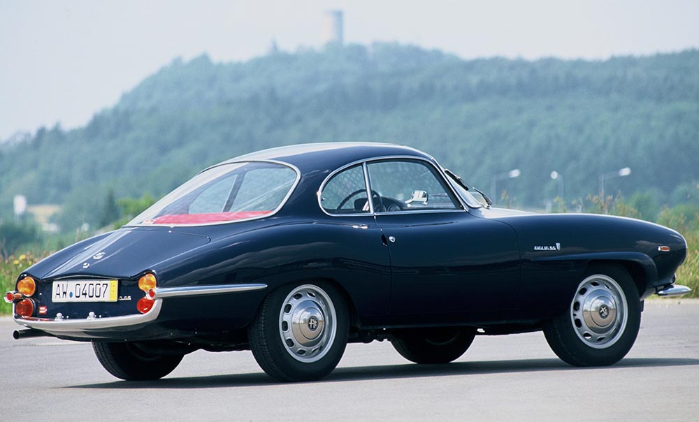 Im charakterstarken Design mit ikonischem coda-tronca-Heck und mit feurigen Motoren unter der Haube schrieb die Giulia Geschichte.