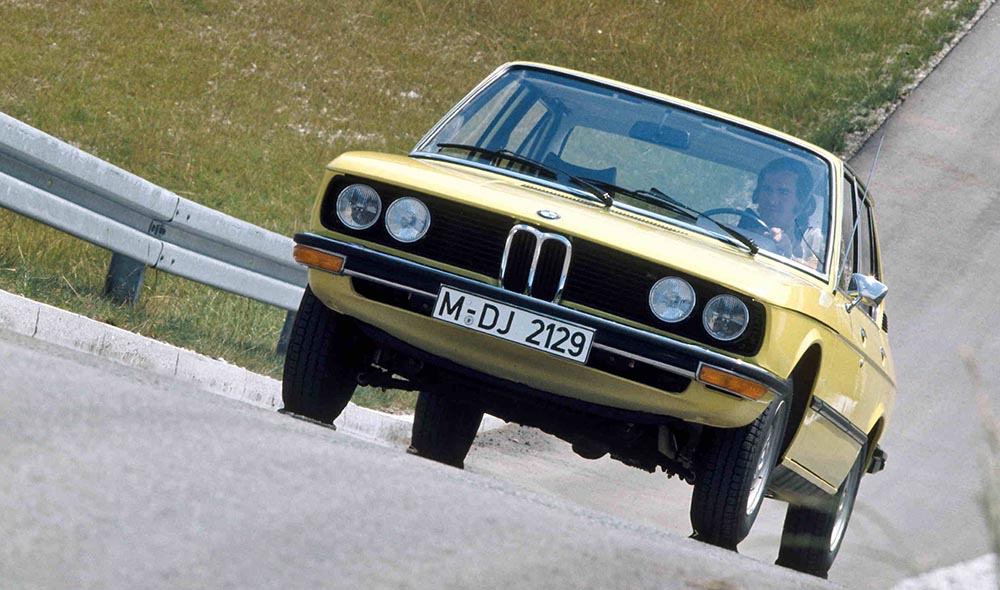 Zum Ende der ersten Ölkrise 1974 ergänzt die Einsteigerversion BMW 518 mit 90 PS leistendem 1,8-Liter-Benziner (Typ M10, wie im Vorgänger BMW 1800) das Motoren-Angebot.