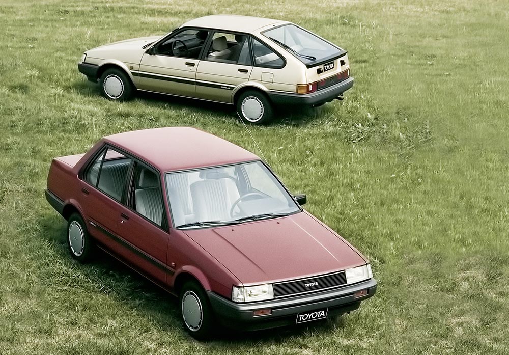 1983 knackt der Corolla die Produktionsmarke von zehn Millionen Einheiten. Im Mai erfolgt die Vorstellung der fünften Generation, zunächst als viertürige Stufenheck-Limousine und fünftürige Liftback-Version sowie als Kombi.
