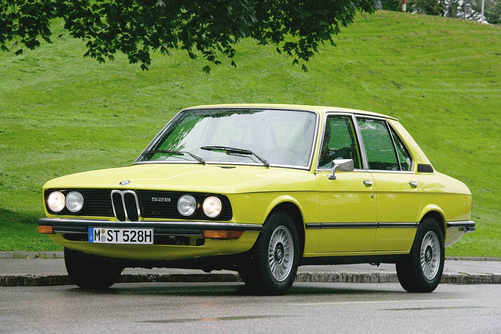 1975: Neues Topmodell ist der BMW 528 mit 121 kW/165 PS Leistung.