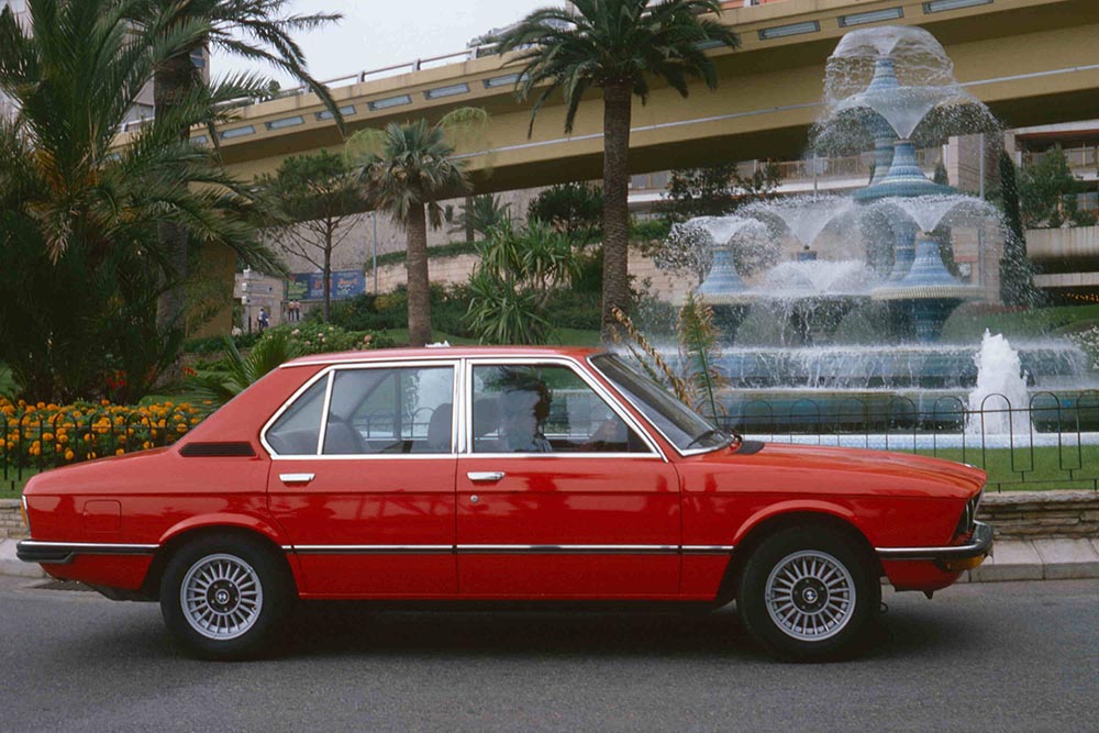 Im Sommer 1977 debütiert der BMW 520 mit neu entwickeltem 122 PS starkem Sechszylinder (Typ M20).
