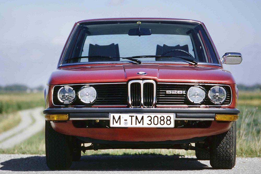 1977 führt BMW den Einspritzer 528i (Motorentyp M30) mit 177 PS Leistung ein.