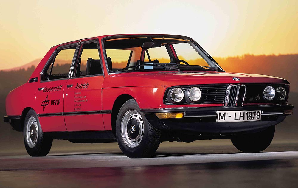 1976 erprobt BMW. einen 520 mit Wasserstoffantrieb