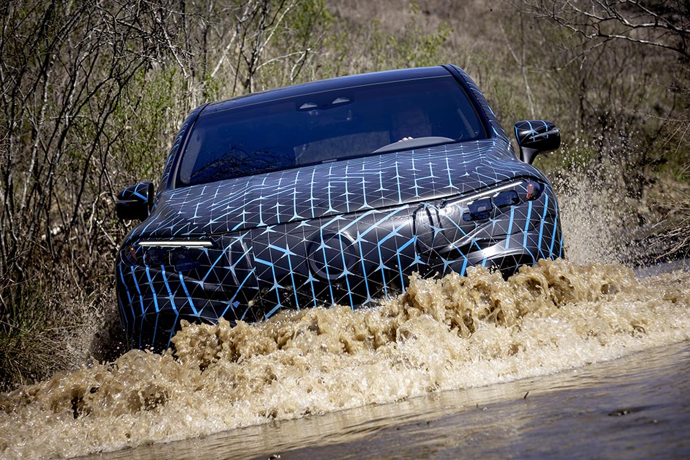 Der buchstäblich größte Grund für die neue Akku-Produktion dreht – noch mit der üblichen Tarnfolie überzogen - auf dem Offroad-Parcous am Rand des Werksgeländes bereits eifrig seine Runden: das EQS SUV.