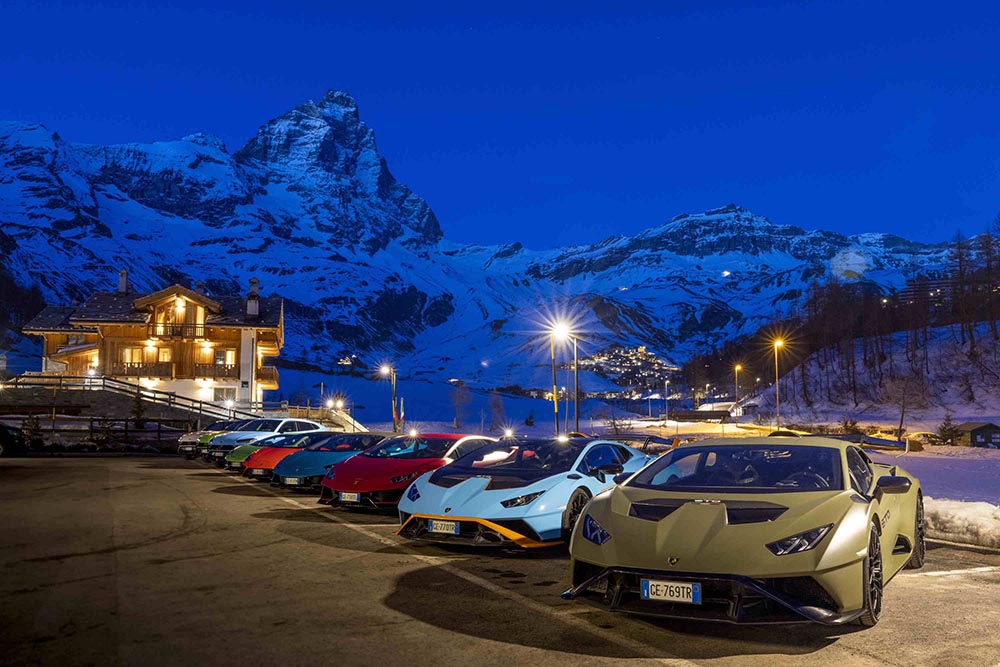 Am Fuße des Matterhorns warten verschiedene Lamborghini auf einen zweitätigen Roadtrip.