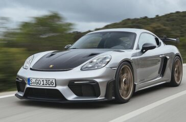 Zwei Schlitze im Frontdeckel sollen die Kühlung der Bremsen verbessern, ohne dabei den so wichtigen cW-Wert zu verschlechtern