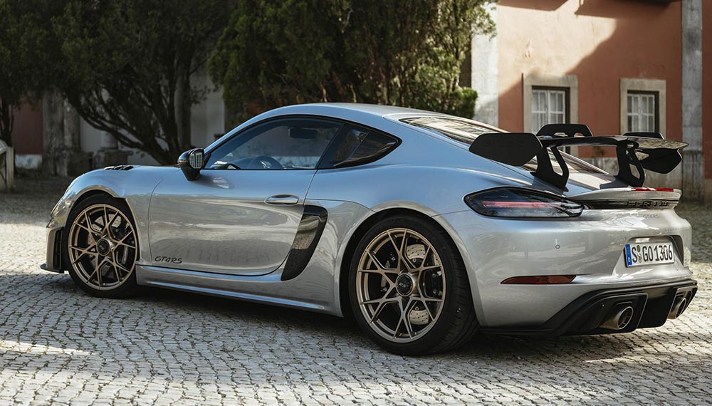 Die größeren Bremsscheiben mit 408 Millimetern Durchmesser packen messerscharf zu, wie es wohl so einem Krokodil gebührt, dessen Name Kaiman die Modellbezeichnung des Sportlers angelehnt ist.