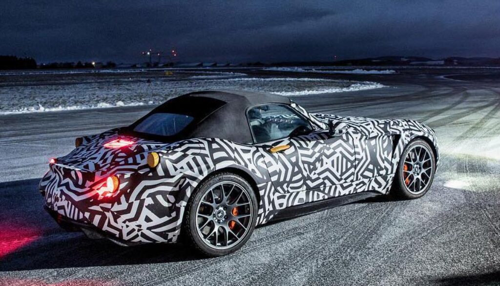 Auf seiner Facebook-Seite hat Wiesmann bereits einige Bilder eines mit Folie getarnten Roadster veröffentlicht
