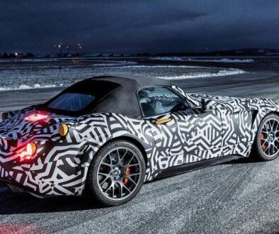 Auf seiner Facebook-Seite hat Wiesmann bereits einige Bilder eines mit Folie getarnten Roadster veröffentlicht