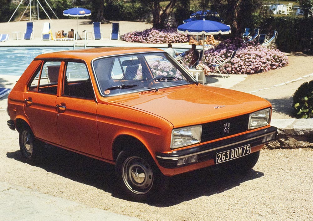 Der Peugeot 104 SL wartete mit vier Türen und einer praktischen Heckklappe auf.