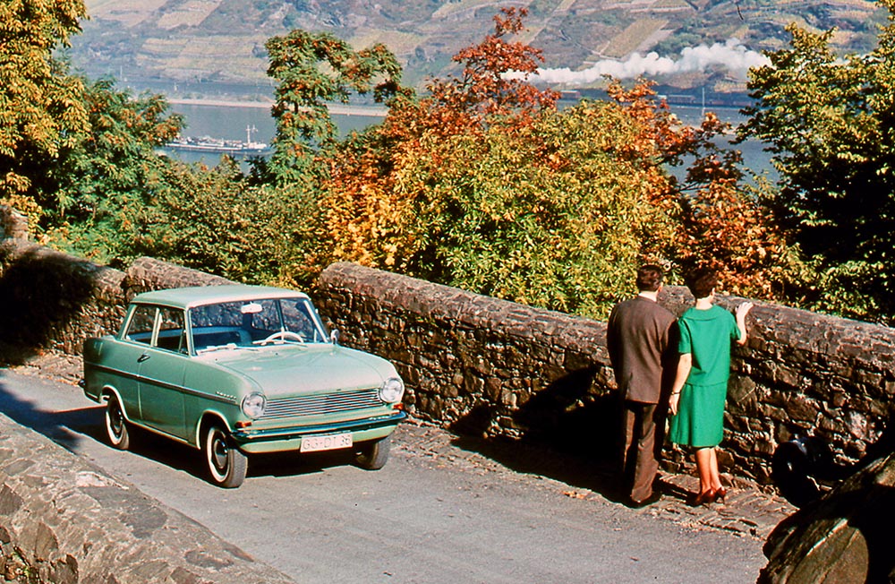 Der Kadett steigt schnell zum Volks-Wagen auf. In Deutschland ist 1964 nach Opel-Angaben jedes zehnte neu zugelassene Auto ein Kadett.