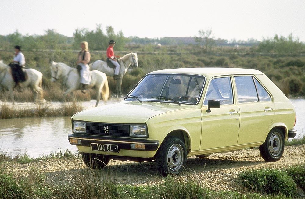 1981 erhielt der Peugeot 104 ein Facelift, erkennbar an überarbeiteten Scheinwerfern und Stoßstangen sowie einem modifizierten Kühlergrill.