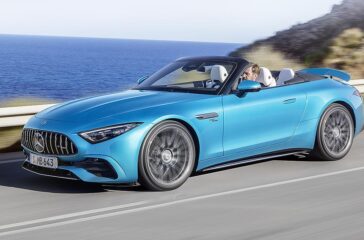 Mercedes-AMG SL 43 Roadster | Kraftstoffverbrauch kombiniert: 9,4-8,9 l/100 km | CO₂-Emissionen kombiniert: 214-201 g/km* Exterieur: Hyperblau metallic; Interieur: Leder Nappa Style kristallweiß.;Kraftstoffverbrauch kombiniert: 9,4-8,9 l/100 km | CO₂-Emissionen kombiniert: 214-201 g/km* Mercedes-AMG SL 43 Roadster | fuel consumption combined: 9,4-8,9 l/100 km | CO₂-emissions combined: 214-201 g/km* exterior: hyperblue metallic; interior: leather nappa style crystal white.;Fuel consumption combined: 9,4-8,9 l/100 km | CO₂-emissions combined: 214-201 g/km*