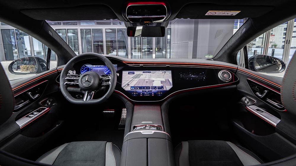 Innen gibt es große Bildschirme.