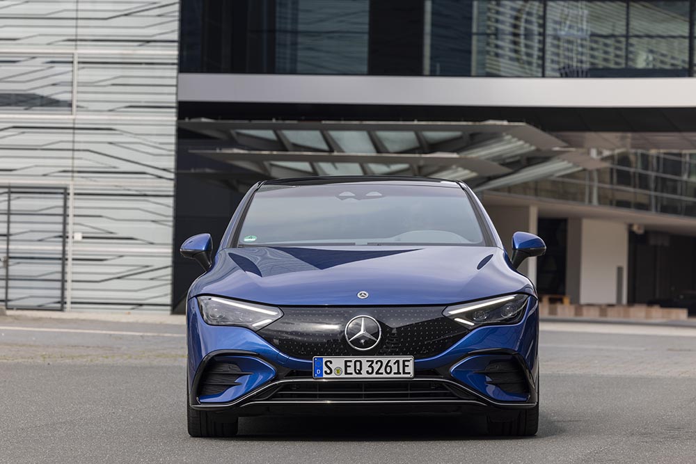 Stilistisch ähnelt der EQE dem größeren EQS.