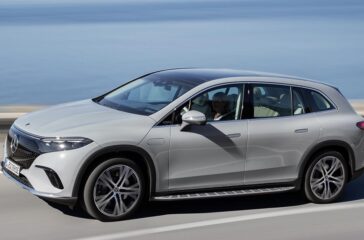 Nach EQS und EQE – beides Limousinen – stellt Mercedes nun das erste SUV auf seiner neu entwickelten Elektro-Plattform vor, das EQS SUV