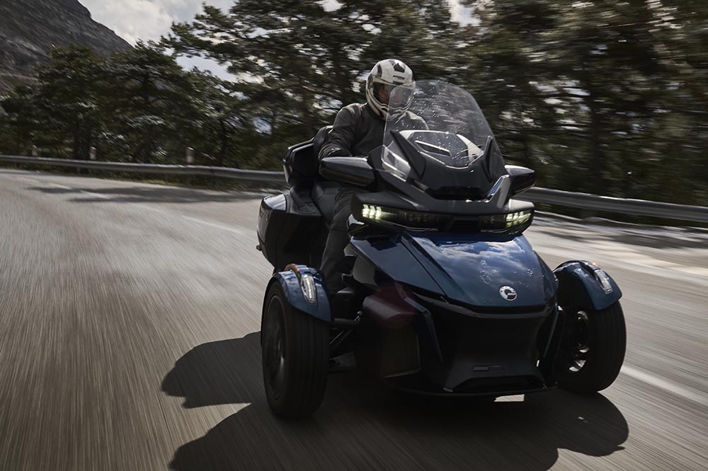 Die Fahrdynamik eines Can-Am Spyder ist der eines Motorrads der unteren Mittelklasse ähnlich.