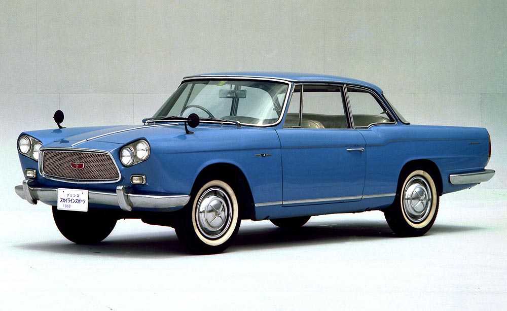 1962 startet das 94 PS starke Coupé Skyline und ein davon abgeleitetes Cabrio, beide sind in der Leistungsliga der Neuen Klasse von BMW positioniert.