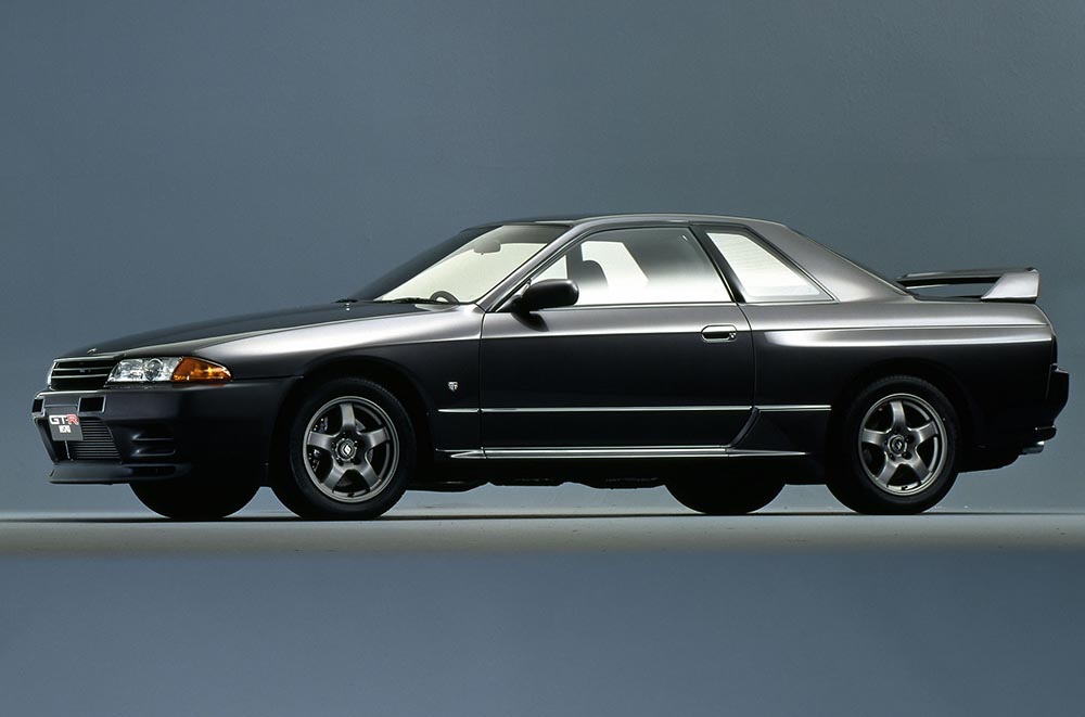 1989: Der GT-R wird als zweitüriges Coupé präsentiert. Produktionsstart des 206 kW/280 PS starken Coupés ist am 21. August.