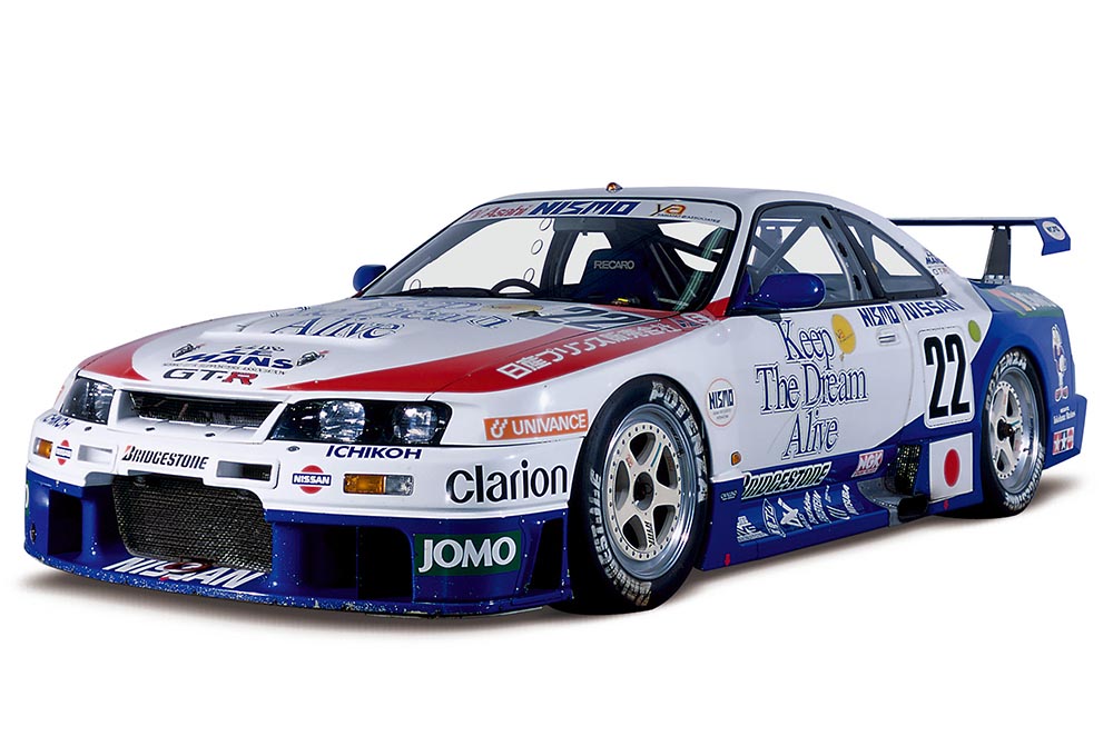 Im Juni 1995 setzt Nissan beim 24-Stunden-Rennen in Le Mans zwei Nismo R33 GT-R ein. Der zehnte Platz im Gesamtklassement gilt als Achtungserfolg.