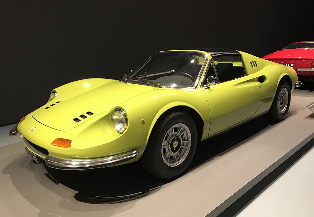 Der Dino debütiert 1970 als 246 GT, wenig später gefolgt vom offenen 246 GTS.