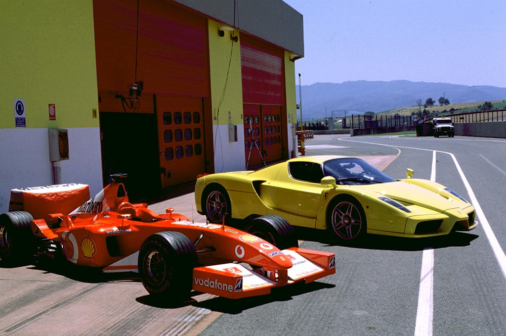 Vom Supersportwagen Enzo baut Ferrari 400 Einheiten.