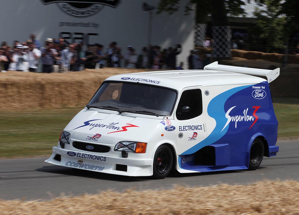 Der Transit Supervan III (1995) hatte einen 485 kW/650 PS freisetzenden Cosworth-V8 aus der Formel 1 unter der Haube.